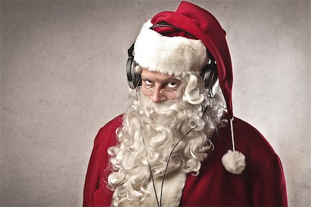 Santa Claus listening to the music with headphones Photographie de stock - Aubaine LD & Abonnement, Code: 400-06639893
