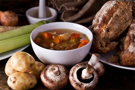 Home made soup and fresh vegetables with rustic bread Foto de stock - Royalty-Free Super Valor e Assinatura, Número: 400-06633873