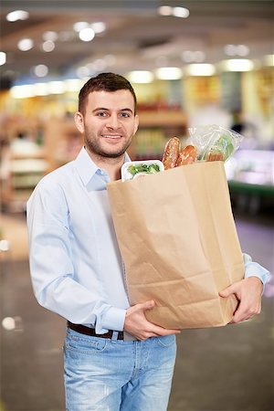 einkaufssüchtiger (männlich) - Young man with package of products in store Stockbilder - Microstock & Abonnement, Bildnummer: 400-06644656