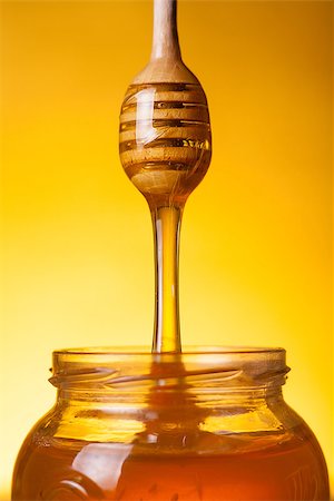 simsearch:400-06640106,k - Flowing golden honey over yellow background Stock Photo - Budget Royalty-Free & Subscription, Code: 400-06640107