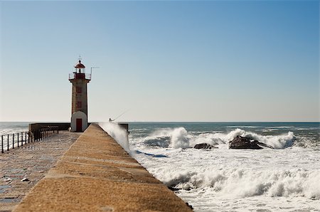 douro - Historic lighthouse of Felgueiras in the river mouth of Douro, Porto, Portugal Foto de stock - Super Valor sin royalties y Suscripción, Código: 400-06640174