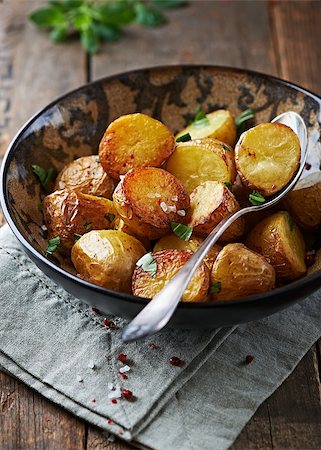 sea salt in bowl - oven -baked potatoes with sea salt, pink pepper and herbs Stock Photo - Budget Royalty-Free & Subscription, Code: 400-06642633