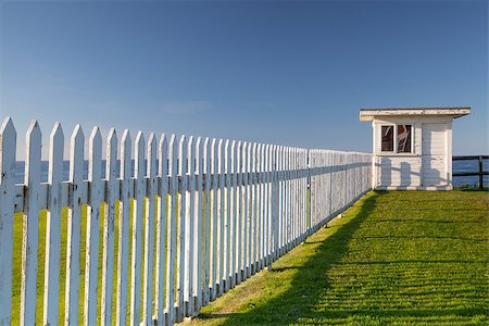 White beach hut on the coast in Bamburgh in Great Britain Foto de stock - Super Valor sin royalties y Suscripción, Código: 400-06642791