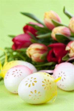 simsearch:400-04291976,k - Flowery Easter eggs and red and yellow tulips Photographie de stock - Aubaine LD & Abonnement, Code: 400-06642821