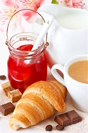 pictures of coffee beans and berry - Fresh croissant with jam and cup of coffee for breakfast. Foto de stock - Super Valor sin royalties y Suscripción, Código: 400-06643128