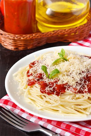 simsearch:400-08115563,k - Pasta spaghetti with tomato sauce, cheese and basil. Photographie de stock - Aubaine LD & Abonnement, Code: 400-06643132