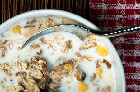 simsearch:400-09238081,k - Muesli breakfast in a bowl and spoon close up Photographie de stock - Aubaine LD & Abonnement, Code: 400-06643994