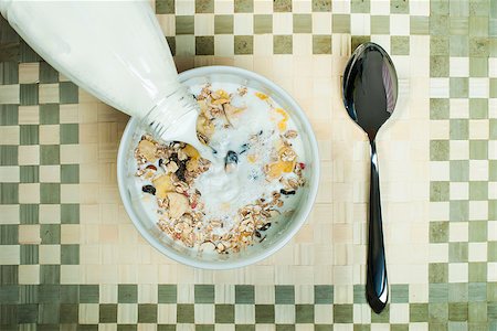 simsearch:400-09238081,k - Muesli breakfast in package.Bottle milk and spoon. Pouring milk in a bowl Photographie de stock - Aubaine LD & Abonnement, Code: 400-06643991