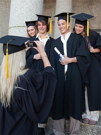 simsearch:400-04200217,k - Blonde graduate taking a picture of her friend in front of the university Foto de stock - Royalty-Free Super Valor e Assinatura, Número: 400-06688422