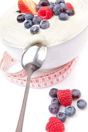 simsearch:400-08110674,k - Berries cream and spoon with a tape measure  against a white background Stockbilder - Microstock & Abonnement, Bildnummer: 400-06689065