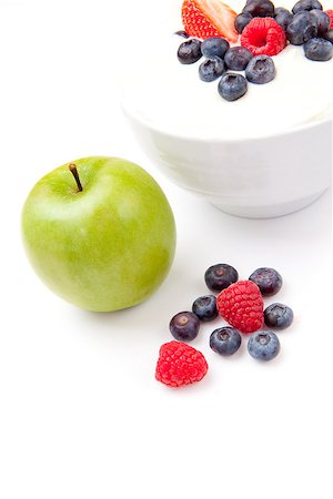 simsearch:400-08110674,k - Apple and bowl of berries cream against a white background Stockbilder - Microstock & Abonnement, Bildnummer: 400-06689066