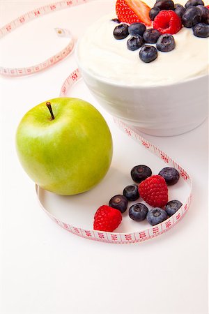 simsearch:400-08110674,k - Apple and bowl of berries cream and  a tape measure against a white background Stockbilder - Microstock & Abonnement, Bildnummer: 400-06689067