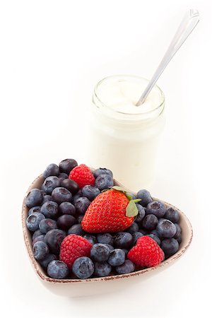 simsearch:400-08110674,k - Berries in a heart shaped bowl with yogurt against a white background Stockbilder - Microstock & Abonnement, Bildnummer: 400-06689123
