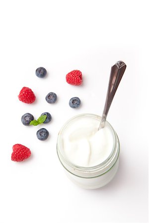 simsearch:400-08110674,k - Yogurt and berries against a white background Stockbilder - Microstock & Abonnement, Bildnummer: 400-06689134
