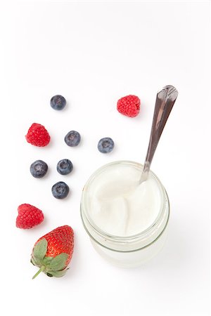 simsearch:400-08110674,k - White yogurt and berries against a white background Stockbilder - Microstock & Abonnement, Bildnummer: 400-06689135