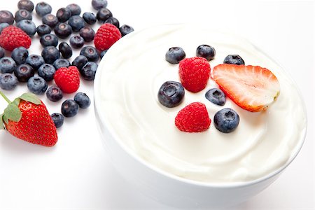 simsearch:400-08110674,k - Bowl of cream with berries against a white background Stockbilder - Microstock & Abonnement, Bildnummer: 400-06689136