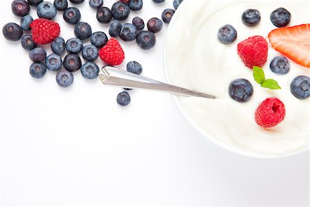 simsearch:400-08110674,k - Dessert of berries with cream  against a white background Stockbilder - Microstock & Abonnement, Bildnummer: 400-06689138