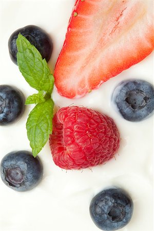 simsearch:400-08110674,k - Different berries in cream against a white background Stockbilder - Microstock & Abonnement, Bildnummer: 400-06689144