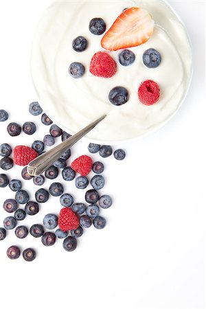 simsearch:400-08110674,k - Bowl of cream with fruits  against a white background Stockbilder - Microstock & Abonnement, Bildnummer: 400-06689140