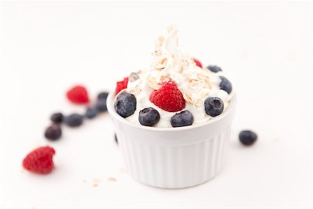 simsearch:400-08110674,k - Jar of whipped cream and berries against white background Stockbilder - Microstock & Abonnement, Bildnummer: 400-06689150