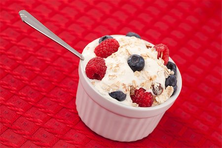simsearch:400-08110674,k - Pot of berries and whipped cream on the red carpet Stockbilder - Microstock & Abonnement, Bildnummer: 400-06689161