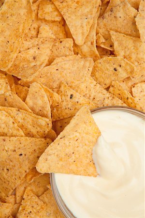 simsearch:400-06689258,k - Bowl of white dip surrounded by nachos Stock Photo - Budget Royalty-Free & Subscription, Code: 400-06689238