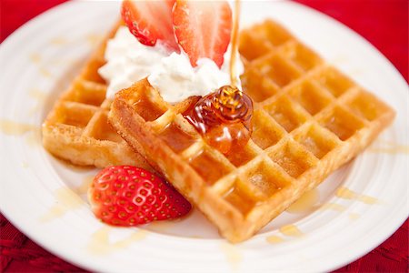 simsearch:640-02953096,k - Waffles with whipped cream and strawberries and syrup on a white plate Fotografie stock - Microstock e Abbonamento, Codice: 400-06689302