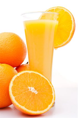 simsearch:400-06689686,k - Pile of oranges near a glass of orange juice against white background Foto de stock - Super Valor sin royalties y Suscripción, Código: 400-06689615