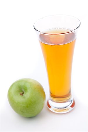 simsearch:400-06689686,k - Apple place near a glass of apple juice against white background Foto de stock - Super Valor sin royalties y Suscripción, Código: 400-06689654
