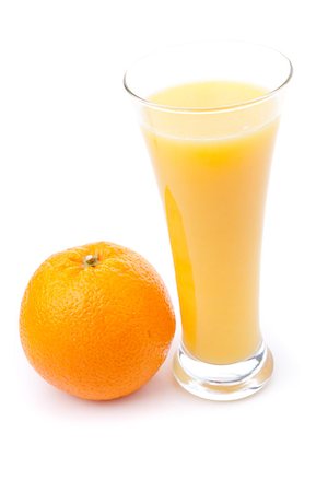 simsearch:400-06689686,k - Glass full of orange juice placed near an orange against white background Foto de stock - Super Valor sin royalties y Suscripción, Código: 400-06689655