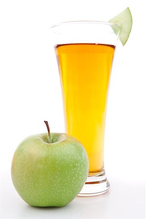 simsearch:400-06689686,k - Apple near a glass of apple juice against white background Foto de stock - Super Valor sin royalties y Suscripción, Código: 400-06689673