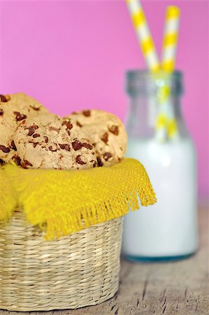 simsearch:400-06643567,k - biscuits and milk Stockbilder - Microstock & Abonnement, Bildnummer: 400-06694493