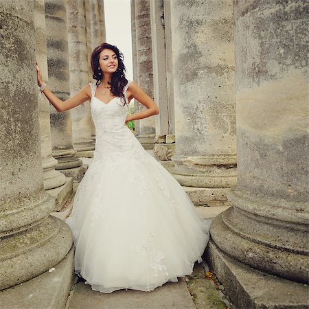 Beautiful bride posing on the steps of an old church Photographie de stock - Aubaine LD & Abonnement, Code: 400-06694517