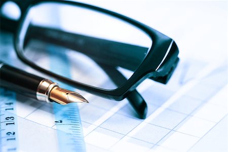 Business concept. Closeup of fountain pen and spectacles on paper background with business chart Foto de stock - Super Valor sin royalties y Suscripción, Código: 400-06694739