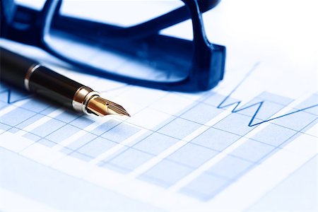 simsearch:400-06694744,k - Business concept. Closeup of fountain pen near spectacles on paper background with business chart Fotografie stock - Microstock e Abbonamento, Codice: 400-06694748