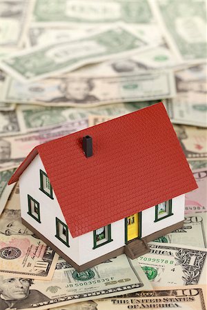 simsearch:630-06724374,k - Symbolic picture for financing a real estate with a house on Dollar notes Fotografie stock - Microstock e Abbonamento, Codice: 400-06695004
