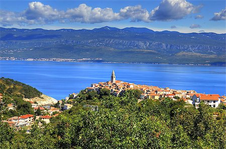 simsearch:400-07175405,k - Mediterranean town of Vrbnik, Island of Krk, Croatia - town in northern Adriatic sea located on the high rock, known by the quality wine - vrbnicka zlahtina. Velebit mountain in the back. Foto de stock - Royalty-Free Super Valor e Assinatura, Número: 400-06695031