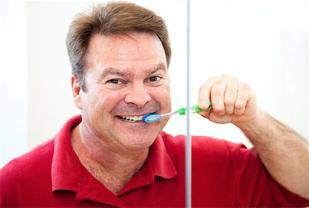 simsearch:640-03261285,k - Happy, smiling man brushing his straight white teeth. Foto de stock - Super Valor sin royalties y Suscripción, Código: 400-06695209