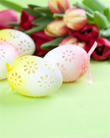 simsearch:400-04291976,k - Flowery Easter eggs and red and yellow tulips Photographie de stock - Aubaine LD & Abonnement, Code: 400-06695248