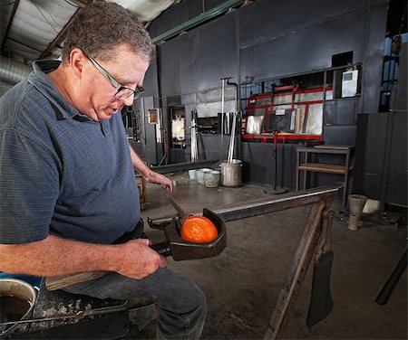 simsearch:400-06796868,k - Middle aged glass worker clamping a round vase Foto de stock - Super Valor sin royalties y Suscripción, Código: 400-06696179