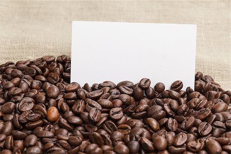 simsearch:700-03405572,k - heap of coffee beans on burlap with card, background Photographie de stock - Aubaine LD & Abonnement, Code: 400-06696894