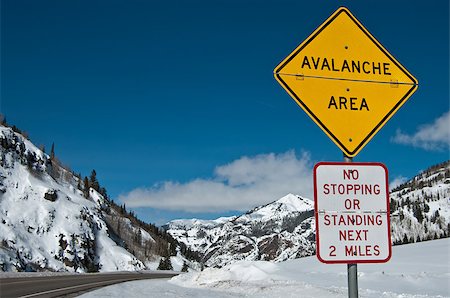 A convertible sign alerts winter travelers to possible snow slides in the Rocky Mountains of southwest Colorado. Fotografie stock - Microstock e Abbonamento, Codice: 400-06697446