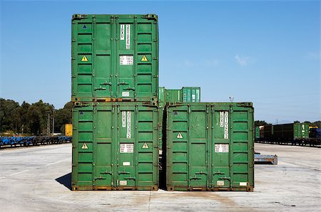 Green containers on a railway platform with freight trains Foto de stock - Royalty-Free Super Valor e Assinatura, Número: 400-06697625