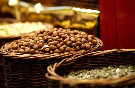 Hazelnuts at the La Boqueria market in Barcelona, Spain. Photographie de stock - Aubaine LD & Abonnement, Code: 400-06697976