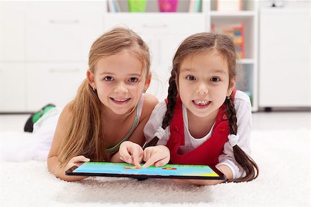 Little girls using tablet computer as artboard - painting together Photographie de stock - Aubaine LD & Abonnement, Code: 400-06698054