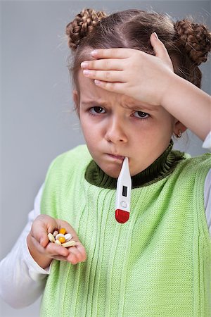 simsearch:400-06555470,k - Sick little girl with the flu - holding pills and thermometer Stockbilder - Microstock & Abonnement, Bildnummer: 400-06698077