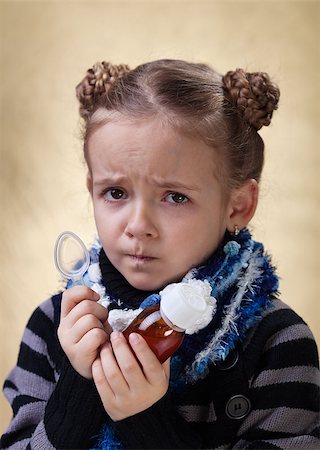 simsearch:400-07976801,k - Little girl with the flu - holding cough medicine syrup and looking unhappy Foto de stock - Super Valor sin royalties y Suscripción, Código: 400-06698072