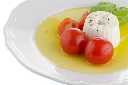 simsearch:400-07260354,k - Fresh salad with goat cheese, tomato and basil pesto on a white plate. Stockbilder - Microstock & Abonnement, Bildnummer: 400-06698156