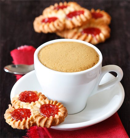 Cup of coffee and cookies with jam on a dark wooden background. Photographie de stock - Aubaine LD & Abonnement, Code: 400-06698317