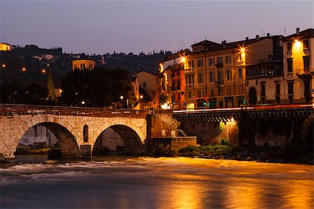 simsearch:400-05919541,k - Ancient Roman Bridge over Adige River in Verona at Morning, Veneto, Italy Foto de stock - Super Valor sin royalties y Suscripción, Código: 400-06699010